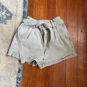 American Eagle Outfitters High-Waist Paperbag Shorts in Light Gray